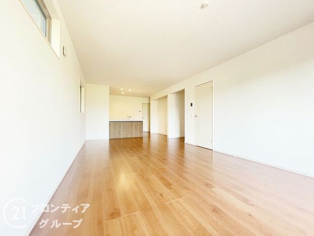 リビングは、広々とした空間で、家族や友人との時間を楽しむのにぴったりです。快適な居住空間を提供します。