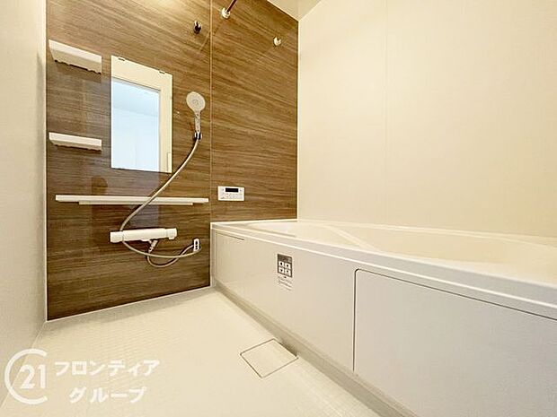 広々としたバスルームで、心地よいリラックスタイムを楽しめます。快適な空間で、日々の疲れを癒す贅沢な時間を提供します。