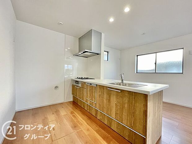 木目調の落ち着いた雰囲気のカウンターキッチン