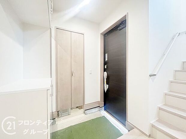 玄関ではタイルを採用しており、お掃除楽々！特にお子さまがたくさんの砂を持って帰ってきても安心ですね！