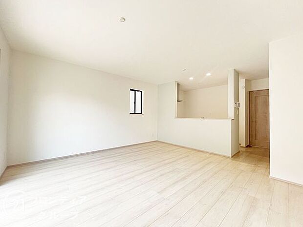 ナチュラルな色合いとはっきりとした木目で、木の温もりを感じながら過ごせる広々としたリビングです。お好きなインテリアでお気に入りの空間を作り出せますね。