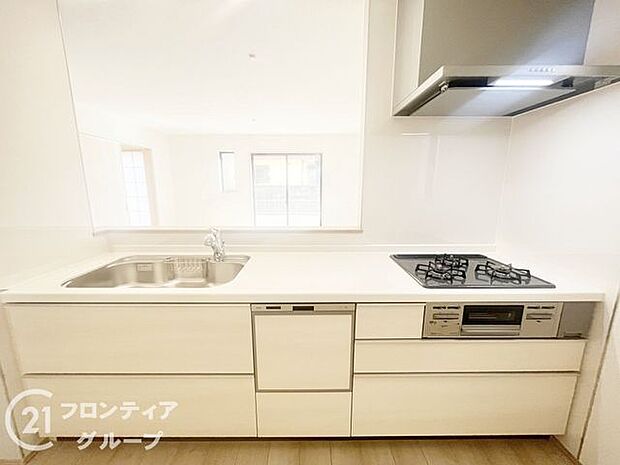 人工大理石カウンタートップ・ガラストップコンロを採用しており、お掃除ラクラク。浄水器付きハンドシャワー水栓など、奥様に嬉しい機能がたくさん！