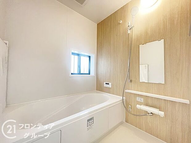 保温効果のある浴槽を採用しており、温かいお湯が長続き！1坪以上の広々とした空間なので、親子入浴や半身浴などに向いた浴室です！