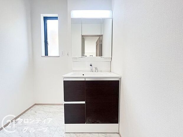 ハンドシャワー付き洗面化粧台。曇り止めヒーター付きミラーの内側にはたっぷりの収納がついており、スタイリング剤や歯ブラシなどもたっぷり収納可能です！