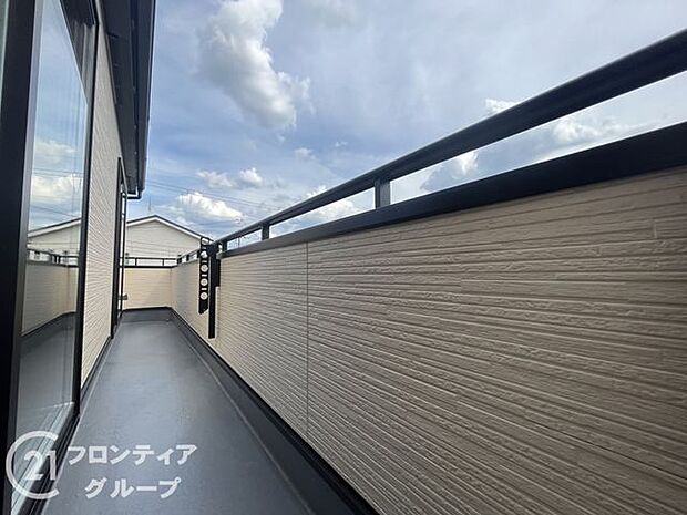 日当たりの良いバルコニーは、お洗濯が多いときも安心。たくさん干してもカラっと乾きそうです！