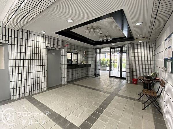 明るい照明と洗練されたデザインが、上質な雰囲気を演出します。
