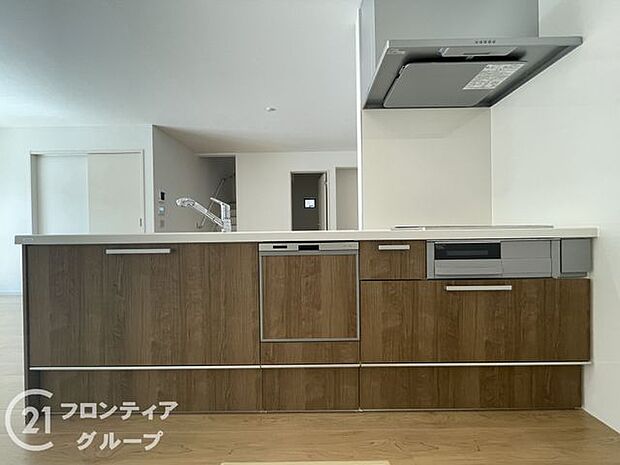 収納が充実しており、キッチン用品をすっきりと整理できる便利な空間です