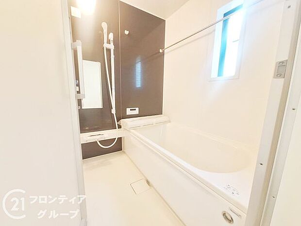 1坪以上の広々とした浴室には隠れた嬉しい設備がたっぷりついております。お掃除が楽にできたり、節水効果があったりと、バスタイムを快適にお過ごし頂けます!