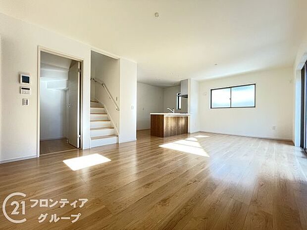 リビングは、広々とした空間で、家族や友人との時間を楽しむのにぴったりです。快適な居住空間を提供します。