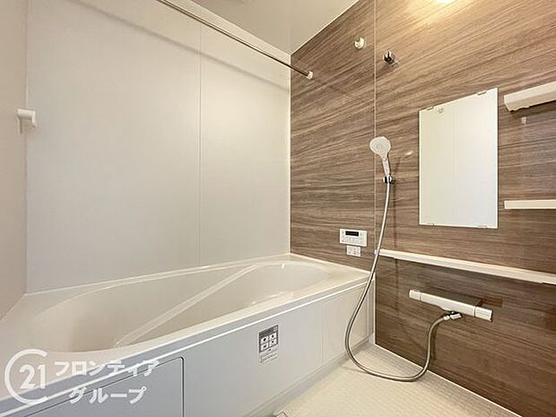 スタイリッシュなデザインのバスルームで、心地よいひとときをお過ごしください。快適な空間で、リフレッシュできます。