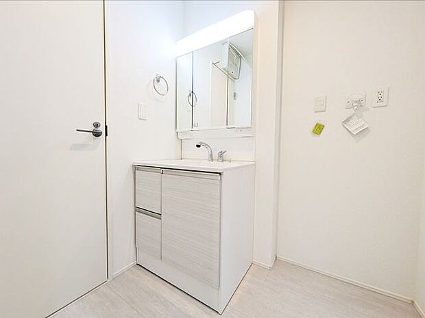 収納たっぷりのキャビネットは、使いやすく清潔感のある洗面室に！