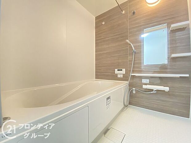 ゆったりとしたバスルームで一日の疲れを癒すことができます