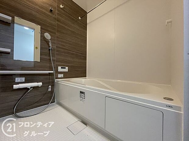 広々としたバスルームで、心地よいリラックスタイムを楽しめます。快適な空間で、日々の疲れを癒す贅沢な時間を提供します。