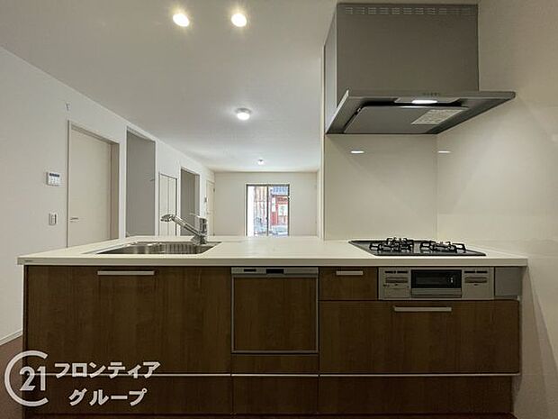 カウンターキッチンは、開放的なデザインで、リビングとの一体感を感じられる快適な空間です。