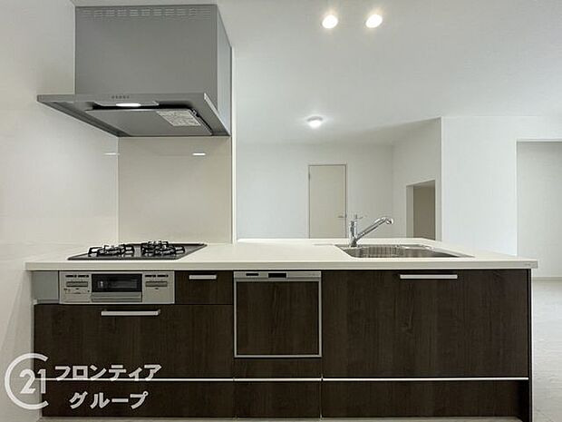 木目調のデザインが温かみを感じる、インテリアになじみやすいキッチンです