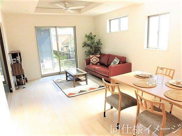 ＼同仕様写真／LDKには大きな窓からたくさんの光が入り、明るく、開放的な空間を演出してくれます。お友達が遊びに来た時も自慢のリビングになりますね！