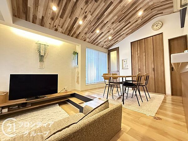 スーパー・コンビニまで徒歩10分圏内で生活至便。TVモニター付インターホンで防犯も安心、リビング全体を見渡せるオープンキッチンが魅力。向島東中学校まで徒歩5分。