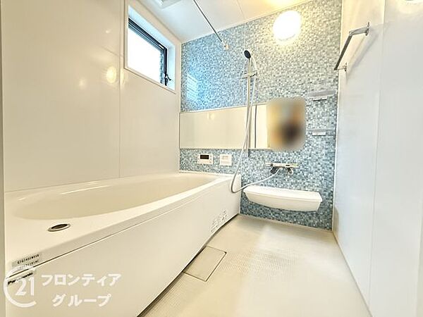 広々としたバスルームで、心地よいリラックスタイムを楽しめます。快適な空間で、日々の疲れを癒す贅沢な時間を提供します。