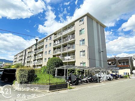 機能性とデザイン性を兼ね備えたマンション外観は、住む人に快適な生活を提供します。スタイリッシュなデザインが魅力で、日々の生活に彩りを添えます