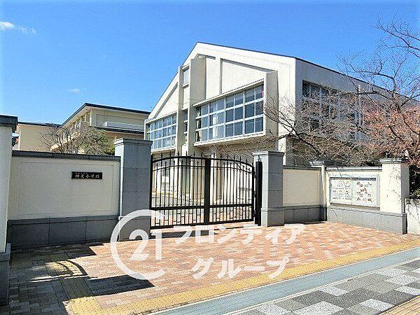 長岡京市立神足小学校 徒歩8分。 570m