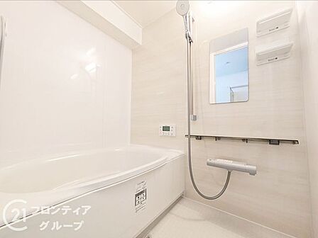 清潔感あふれるバスルームで、毎日の疲れを癒せます。明るく開放的な空間で、リフレッシュできるひとときをお楽しみください。