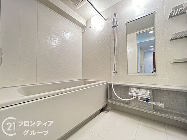 広々としたバスルームで、心地よいリラックスタイムを楽しめます。快適な空間で、日々の疲れを癒す贅沢な時間を提供します。