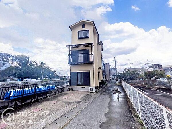 使いやすい駐車場で、家族全員が快適に利用できるスペースです