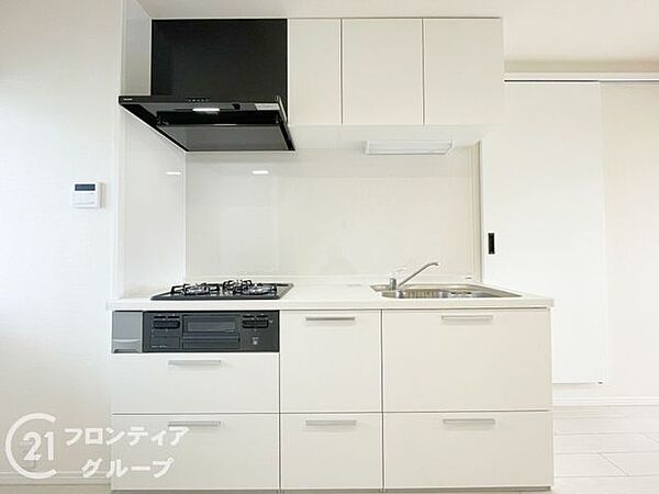 木目調のデザインが温かみを感じる、インテリアになじみやすいキッチンです