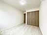 寝室：こちらのお部屋はバルコニーに面しており、日当たり、通風ともに良好です！お布団などもサッと干せて便利ですね