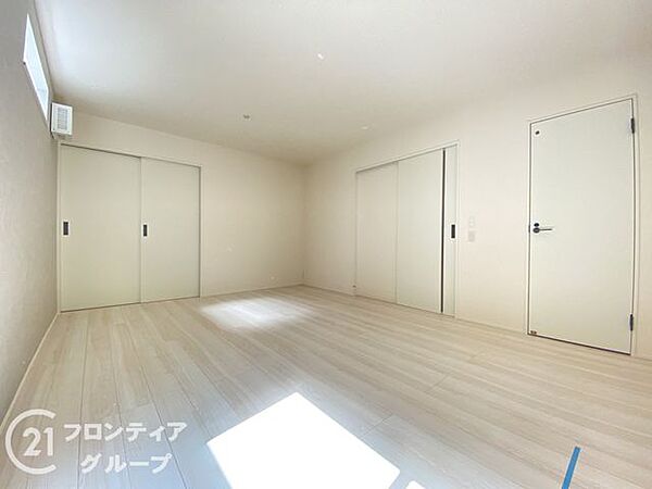 こちらのお部屋はバルコニーに面しており、日当たり、通風ともに良好です！お布団などもサッと干せて便利ですね