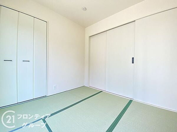 新しいい草香る畳スペースは、使い方色々！客室やお布団で寝るときにぴったりの空間ですね。