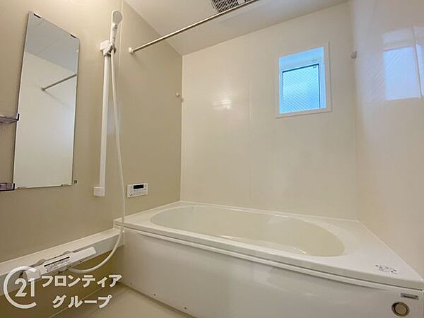 ゆったり入れる1坪サイズのゆとり空間。バリアフリー設計に手すり付きなので、お子様が小さい時も、老後も安心できる浴室です。収納棚も取り外しができ、お手入れ楽々