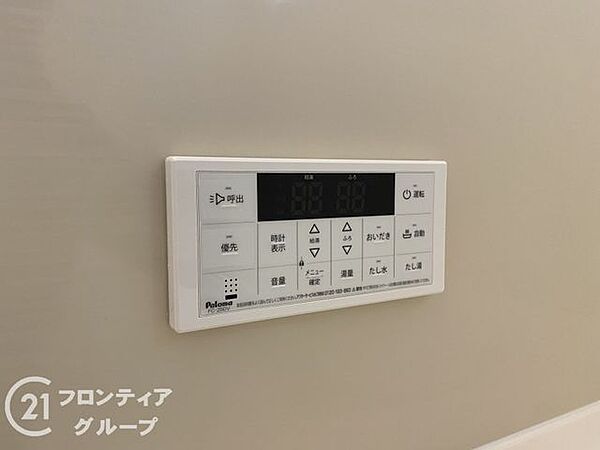 設定した温度に自動でおふろを沸かしてくれるオートバスリモコン！追炊き機能も付いているので、入浴しながら温度調整