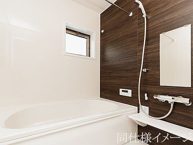 \同仕様写真/無駄を無くした新形状でしっかり節水。くつろぎの入り心地を実現した『らくエコ浴槽』を採用!床はクリーン床を採用しており、お風呂掃除が楽に行えます。