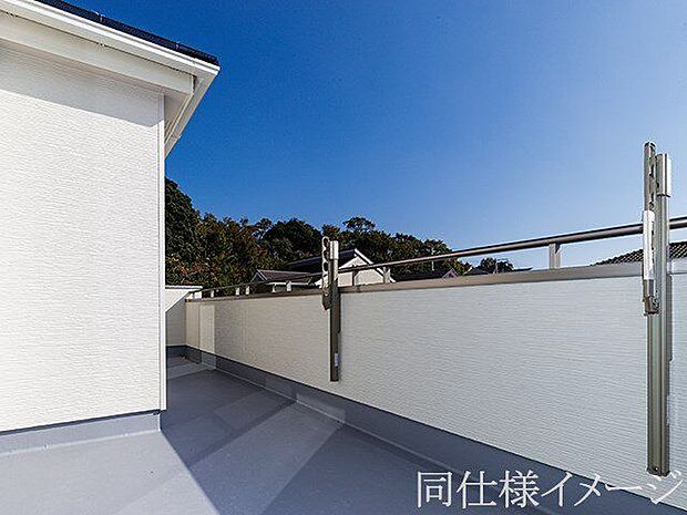 \同仕様写真/日当たりの良いバルコニーは、お洗濯が多いときも安心。たくさん干してもカラっと乾きそうです!