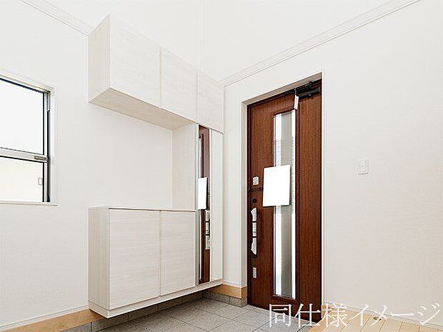 \同仕様写真/素敵なデザインの玄関ドアは、断熱性に優れた省エネ仕様