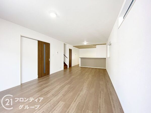 フローリングにはキズの付きにくい特殊塗装を採用し、内装やドアの仕上げは、堂々とした木目で、木の温もりを感じながらお過ごしいただけますね。