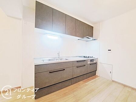 収納が充実しており、キッチン用品をすっきりと整理できる便利な空間です。