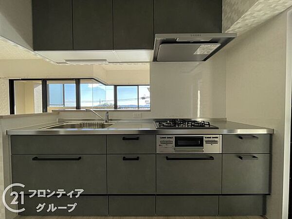 マンションのエントランスは、住まう方々を迎える洗練された空間です。日常の出入りを快適にするための工夫がされています。