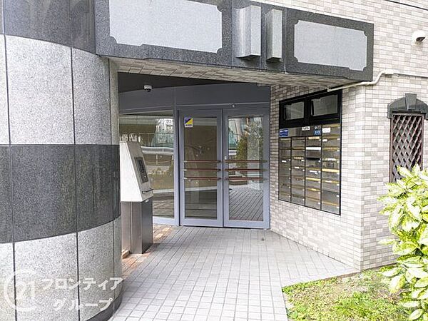 落ち着いた雰囲気のエントランスは、訪れる人に心安らぐ空間を提供し、温かく迎えてくれます！