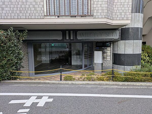 温かみのあるエントランスは、住む人を優しく迎え、訪れる人にも心地よい印象を与える魅力的な空間です！