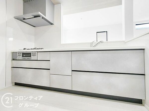 高性能でお手入れ簡単仕様のキッチンです！使い勝手にこだわった収納スペースが沢山あり作業スペースが広々使えます！