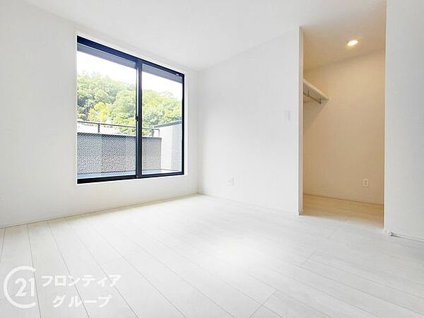 子ども部屋や寝室に用途多彩な明るい洋室