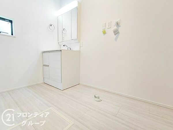 収納たっぷりのキャビネットは、使いやすく清潔感のある洗面室に！