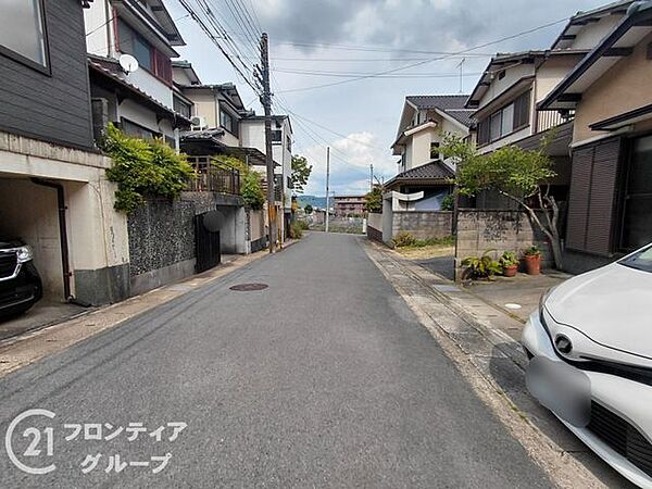 交通量が少なく、静かな前道で落ち着いた生活を提供します。広い道路で、駐車も楽々できる便利な立地です。