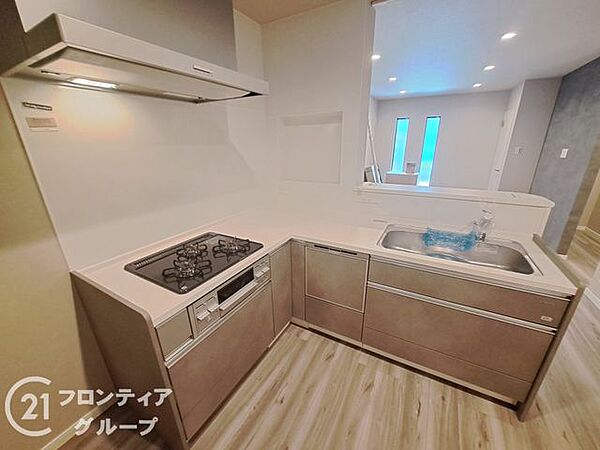 お料理に集中しやすいL字型のキッチンは、作業動線が短く効率的に家事をこなせます。柔らかな光が差し込む窓もあり、清潔感あふれる明るい空間で毎日のお食事作りを軽やかに楽しむことができます