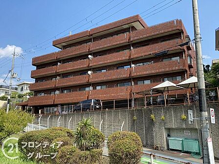 モダンなデザインが魅力のマンション外観は、落ち着いた雰囲気があり、周辺の雰囲気と調和されて住み心地が良さそうです。