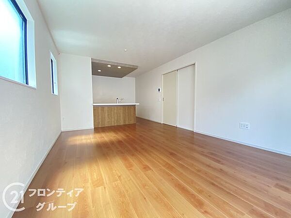 新築戸建て。開放的な対面キッチンでゆとりある間取り、ハイルーフ駐車可能なカースペースあり。サンディ醍醐店まで徒歩7分で買い物便利。日野小学校まで徒歩約6分の住まいです（全1区画）