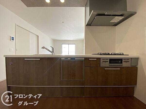 カウンターキッチンは、ダイニングスペースとしても活用でき、食事の準備や片付けがスムーズです。