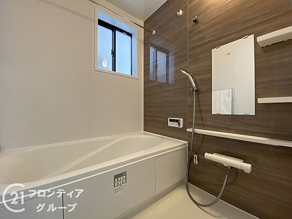 落ち着いた色合いは、心を穏やかにし、リラックスタイムをより豊かにする素敵な選択です。窓があるのでこまめに換気ができ、清潔感あふれるバスルームで快適な時間をお過ごしください。